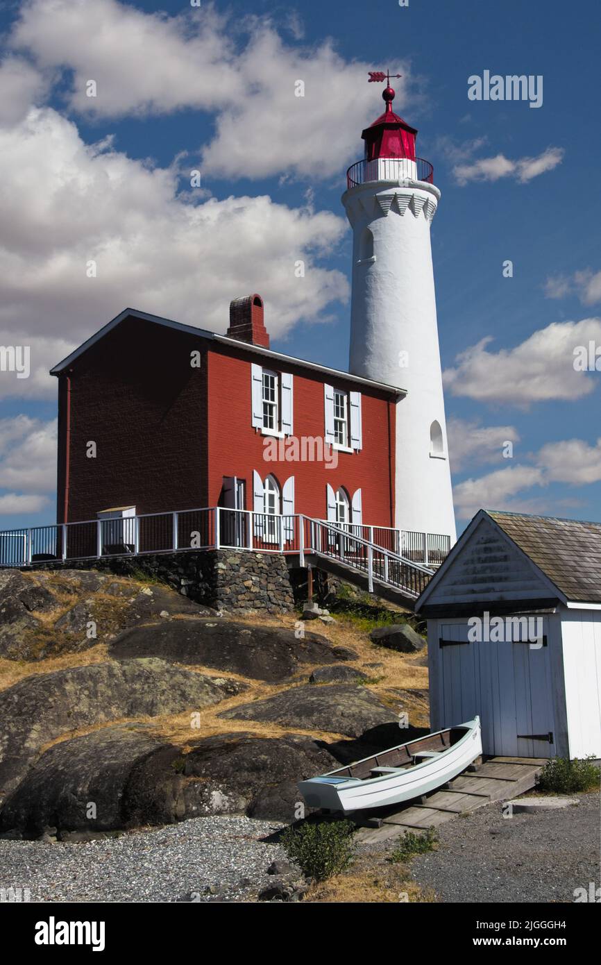 Il faro di Fisgard fu costruito nel 1860 sull'isola di Vancouver, British Columbia. La fotografia include il faro, il quartiere di guardia e la casa di barche. Foto Stock