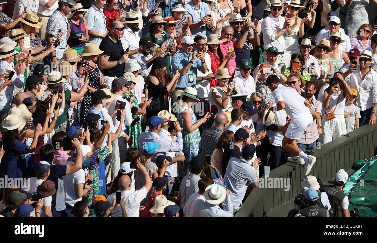 Londra, Gran Bretagna. 10th luglio 2022. Novak Djokovic sale le bancarelle per festeggiare con la sua famiglia, amici e allenatori dopo aver vinto la partita finale maschile tra Novak Djokovic di Serbia e Nick Kyrgios d'Australia al Wimbledon Tennis Championship di Londra, in Gran Bretagna, il 10 luglio 2022. Credit: Han Yan/Xinhua/Alamy Live News Foto Stock