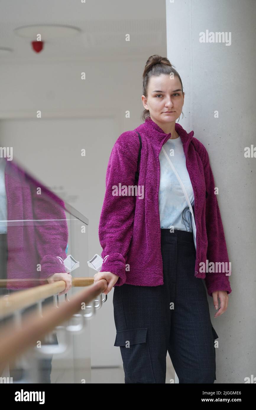 Berlino, Germania. 07th luglio 2022. Il paziente Birgit S. del 'Long Covid' si trova nella Unfallkrankenhaus Berlin (ukb). Ha lavorato come infermiera e si è infettata con il coronavirus nel 2020 e da allora ha sofferto degli effetti tardivi. (A dpa ''Can'Can't get back on my feet' - Therapy for Long Covid sufferers') Credit: Joerg Carstensen/dpa/Alamy Live News Foto Stock