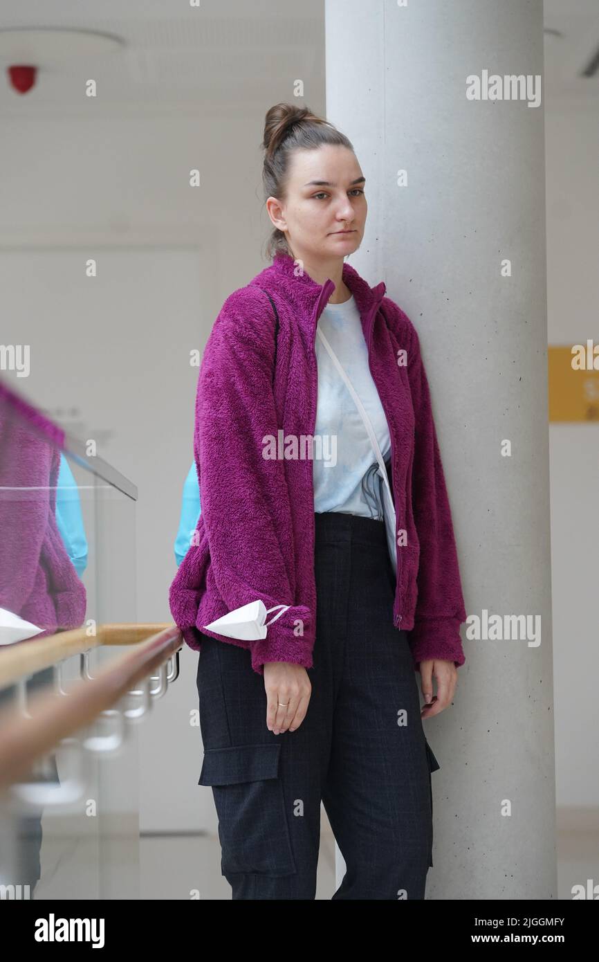 Berlino, Germania. 07th luglio 2022. Il paziente Birgit S. del 'Long Covid' si trova nella Unfallkrankenhaus Berlin (ukb). Ha lavorato come infermiera e si è infettata con il coronavirus nel 2020 e da allora ha sofferto degli effetti tardivi. (A dpa ''Can'Can't get back on my feet' - Therapy for Long Covid sufferers') Credit: Joerg Carstensen/dpa/Alamy Live News Foto Stock