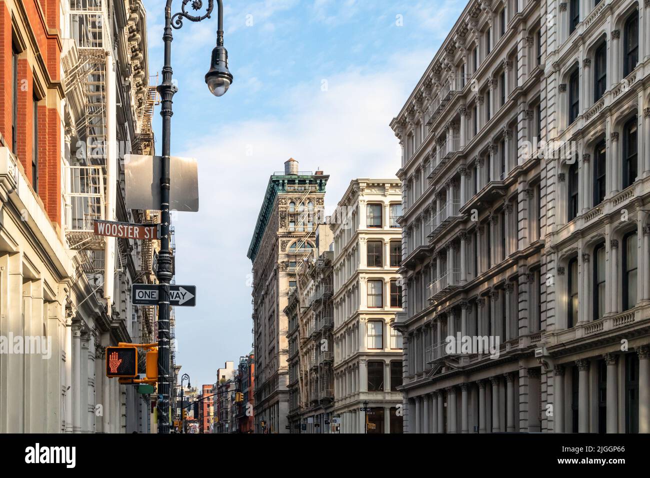 Vecchi edifici all'incrocio tra Broome e Wooster Street nel quartiere SoHo di New York City NYC Foto Stock