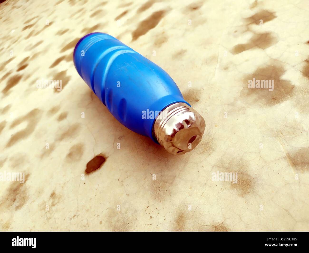 bottiglia d'acqua blu sulla strada delle scommesse Foto Stock
