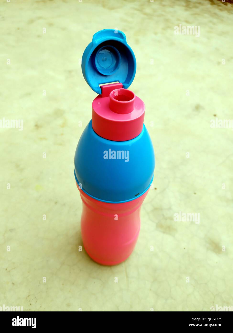 imbottigliato di acqua fredda rosa sulla strada Foto Stock