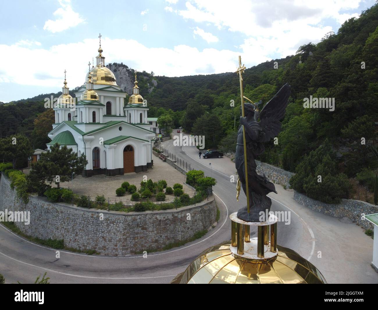Statua di San Michele Arcangelo sul chiosco di Oreanda. La costa meridionale della Crimea. Vista aerea Foto Stock
