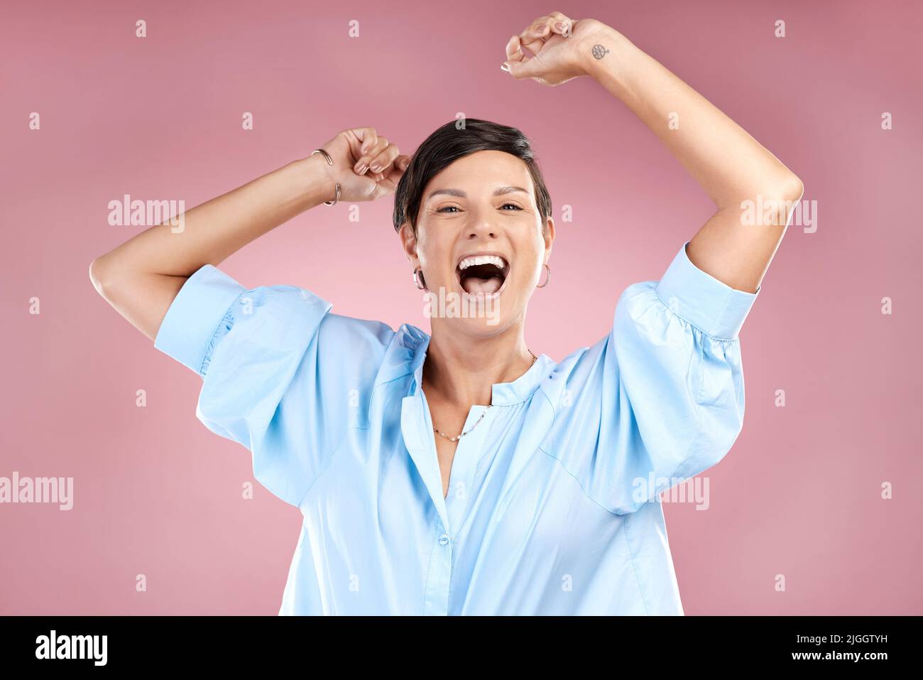 Im il mio più grande cheer leader. Ritratto ritagliato di una giovane donna attraente in studio su uno sfondo rosa. Foto Stock