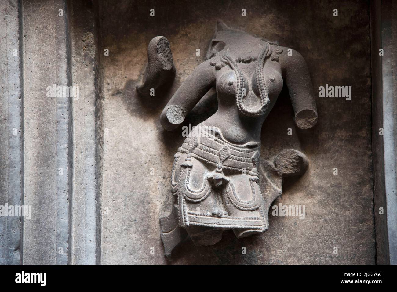 Splendidamente scolpito idoli sulla parete interna del Tempio Bhuleshwar, Yawat, Maharashtra, India Foto Stock