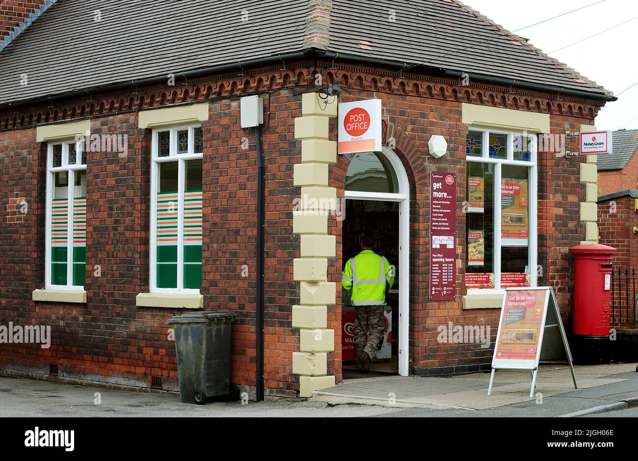Foto di archivio datata 21/05/13 di un ufficio postale a Woodville, Derbyshire. Nel mese di giugno, le filiali postali hanno gestito £3,21 miliardi di liquidità, segnando il quarto mese consecutivo quando i depositi e i prelievi sono stati pari a più di £3 miliardi in un solo mese. Data di emissione: Lunedì 11 luglio 2022. Foto Stock
