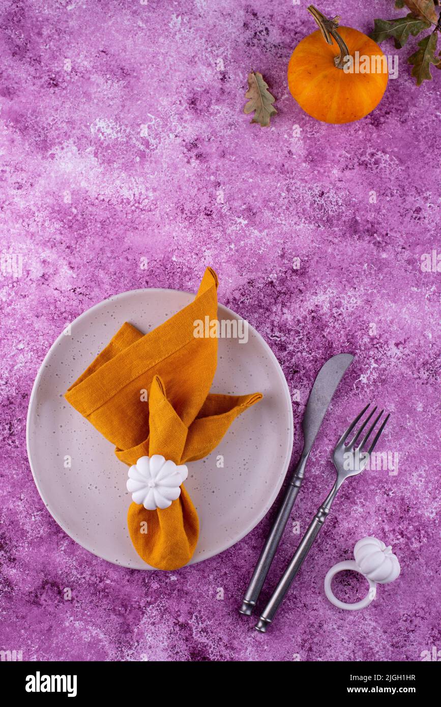 Tavolo su fondo in calcestruzzo lilla Foto Stock