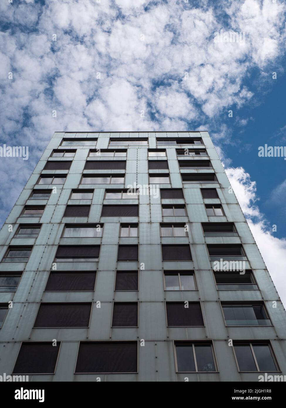Anversa, Belgio, 02 luglio 2022, foto di dettaglio di un edificio di appartamenti situato sul ponte di Londra del porto di Anversa Foto Stock