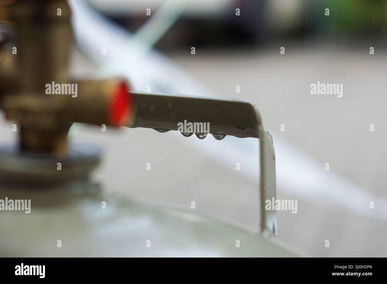 Gocce d'acqua su una bombola di gas Foto Stock