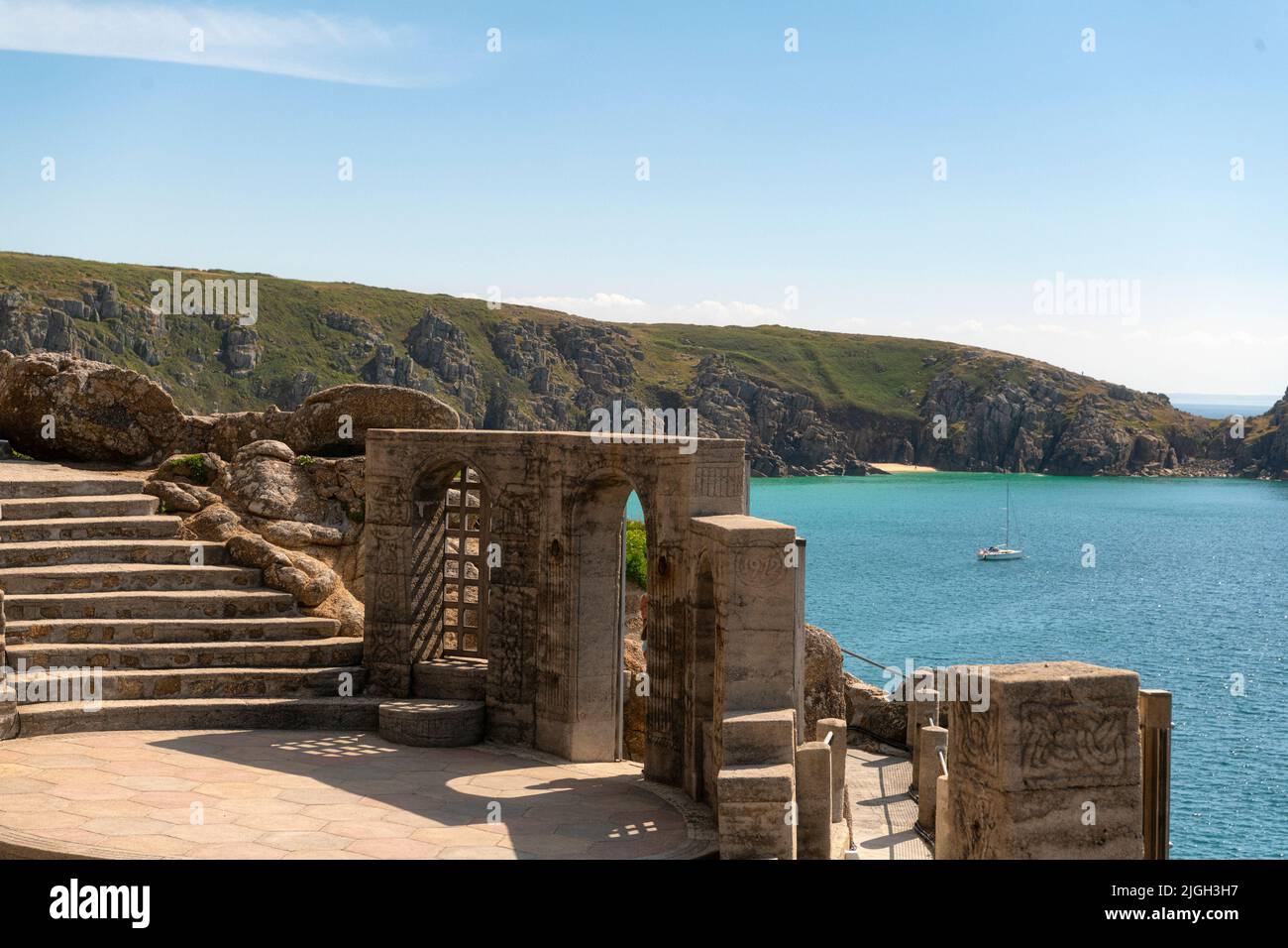 La spiaggia di Porthcurno si affaccia sul Minack Theatre e si vede la spiaggia di Porthcurno. Porthcurno è una delle spiagge più belle della Cornovaglia. Foto Stock