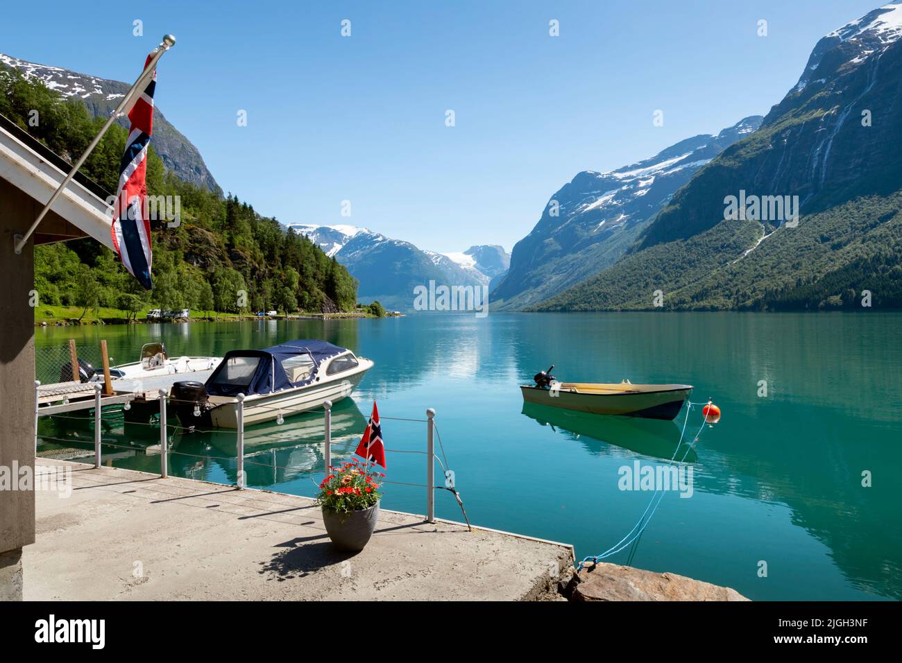 Paesaggio della valle di Lodalen con lago Lovatnet in estate, Norvegia Foto Stock