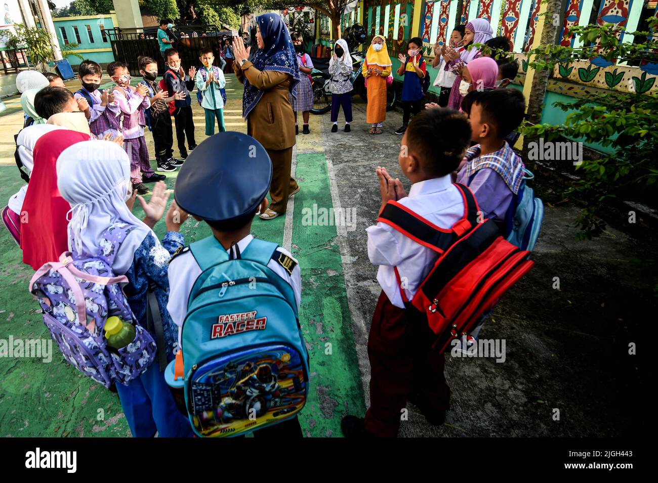 Tangerang sud, Indonesia. 11th luglio 2022. Un membro della facoltà organizza un gioco per gli studenti durante il primo giorno di orientamento dell'anno scolastico 2022-2023 presso la scuola elementare Jombang a South Tangerang della Provincia di Banten, Indonesia, 11 luglio 2022. Credit: Agung Kuncahya B./Xinhua/Alamy Live News Foto Stock