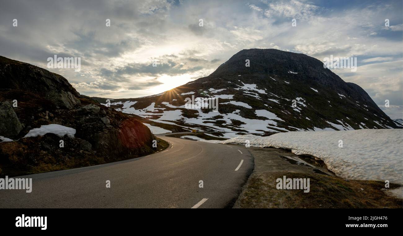 Strada Trollstigen in Norvegia - tortuosa strada di montagna in inverno Foto Stock
