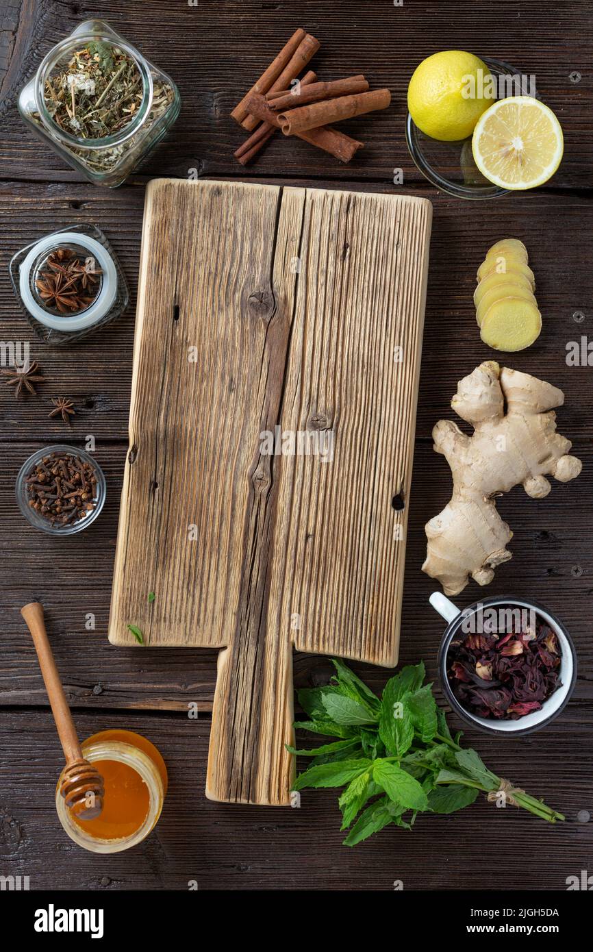 La ricetta per preparare il tè salutare secondo una vecchia ricetta. Erbe tradizionali cinesi usate in medicina alternativa di erbe. Medicina di erbe. Vecchia ricipa Foto Stock