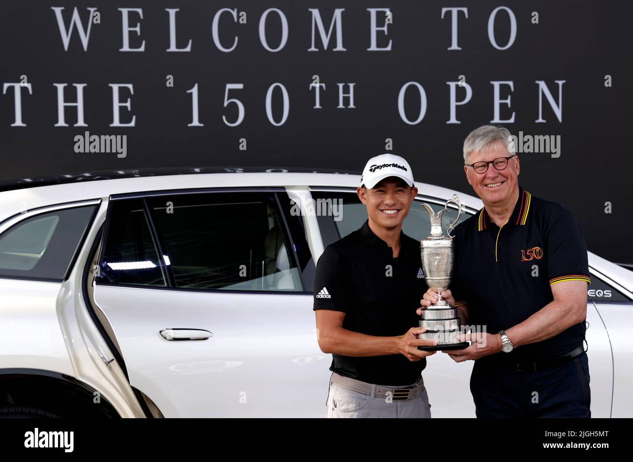 Collin Morikawa (a sinistra) degli Stati Uniti restituisce la brocca di Claret al direttore generale di R&A Martin Slumbers, davanti ai campionati Open al campo Vecchio, St Andrews. Data foto: Lunedì 11 luglio 2022. Foto Stock