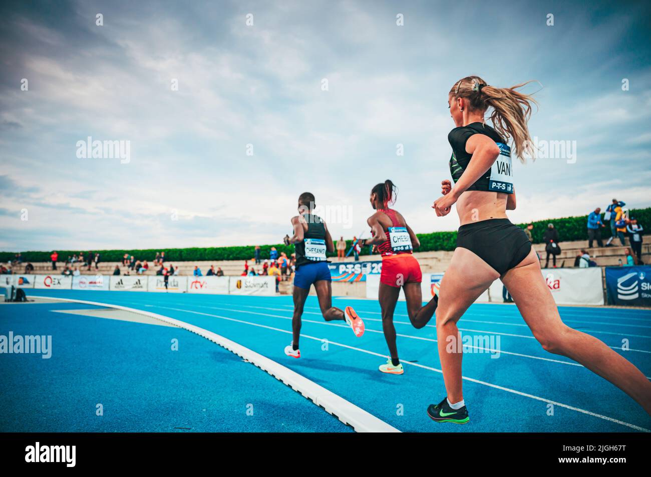 SAMORIN, SLOVACCHIA, 9. LUGLIO: Pista e campo lunga distanza gara professionale. Corsa in Kenya ed Etiopia. Atleta femminile sulla pista blu. Preparazione Foto Stock