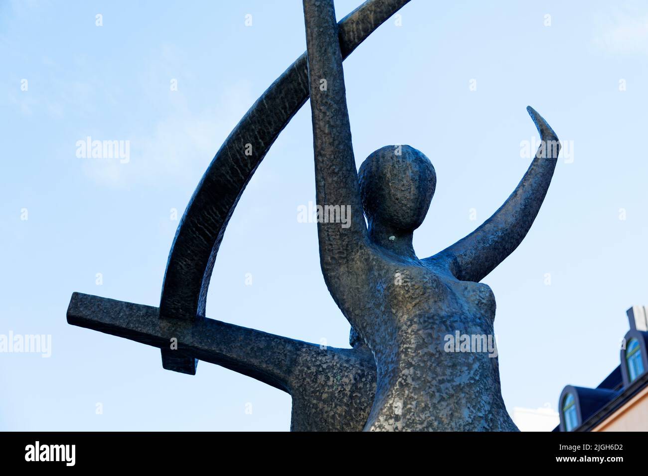 Vaasa, Finlandia - 20 giugno 2022: Statua raffigurante la donna che si stende le mani verso il cielo Foto Stock