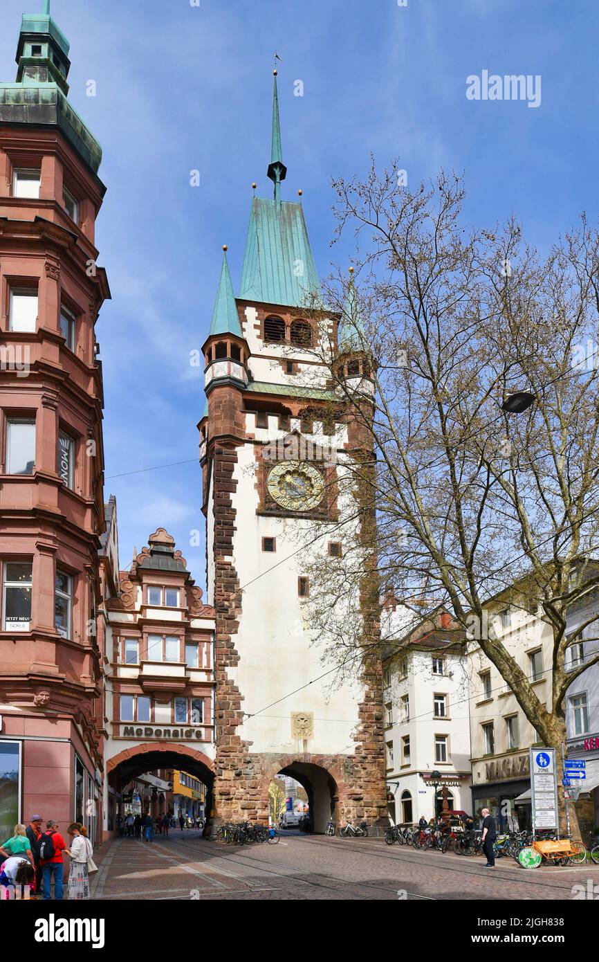Friburgo, Germania - Aprile 2022: Torre con porta chiamata 'Quartinstor', un'altra porta della città del muro difensivo medievale Foto Stock