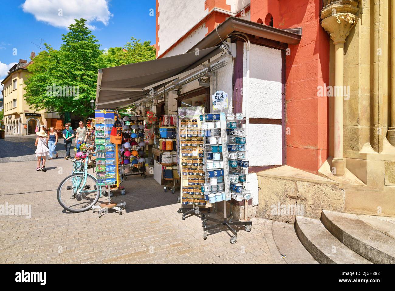 Würzburg, Germania - Giugno 2022: Negozio di souvenir turistico presso la chiesa 'Marienkapelle' situata nella piazza del mercato Foto Stock