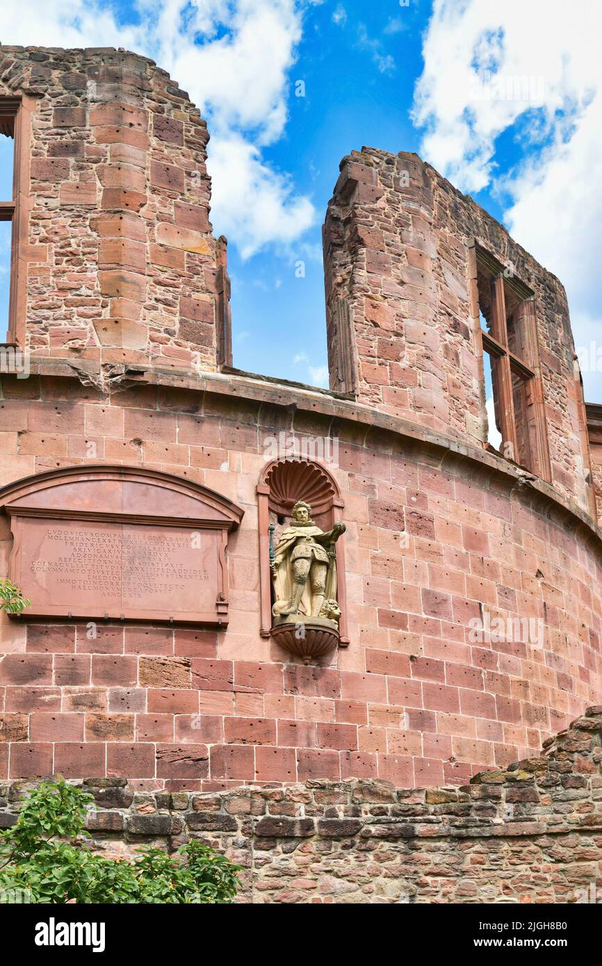 Heidelberg, Germania - Giugno 2022: Parte della torre chiamata 'Duker Turm' sul lato nord occidentale del famoso castello di Heidelberg Foto Stock
