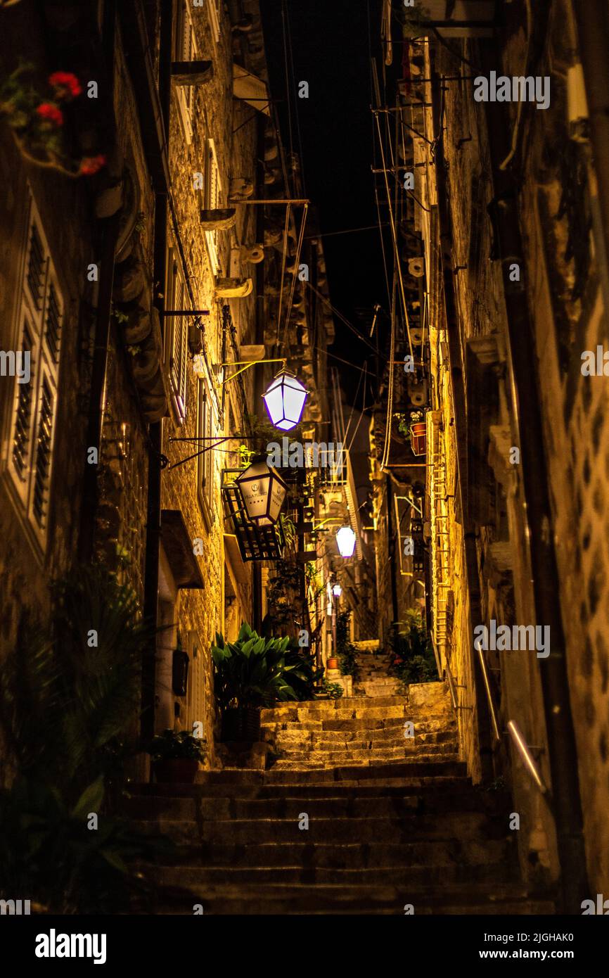 I vicoli stretti di notte nella vecchia Dubrovnik Foto Stock