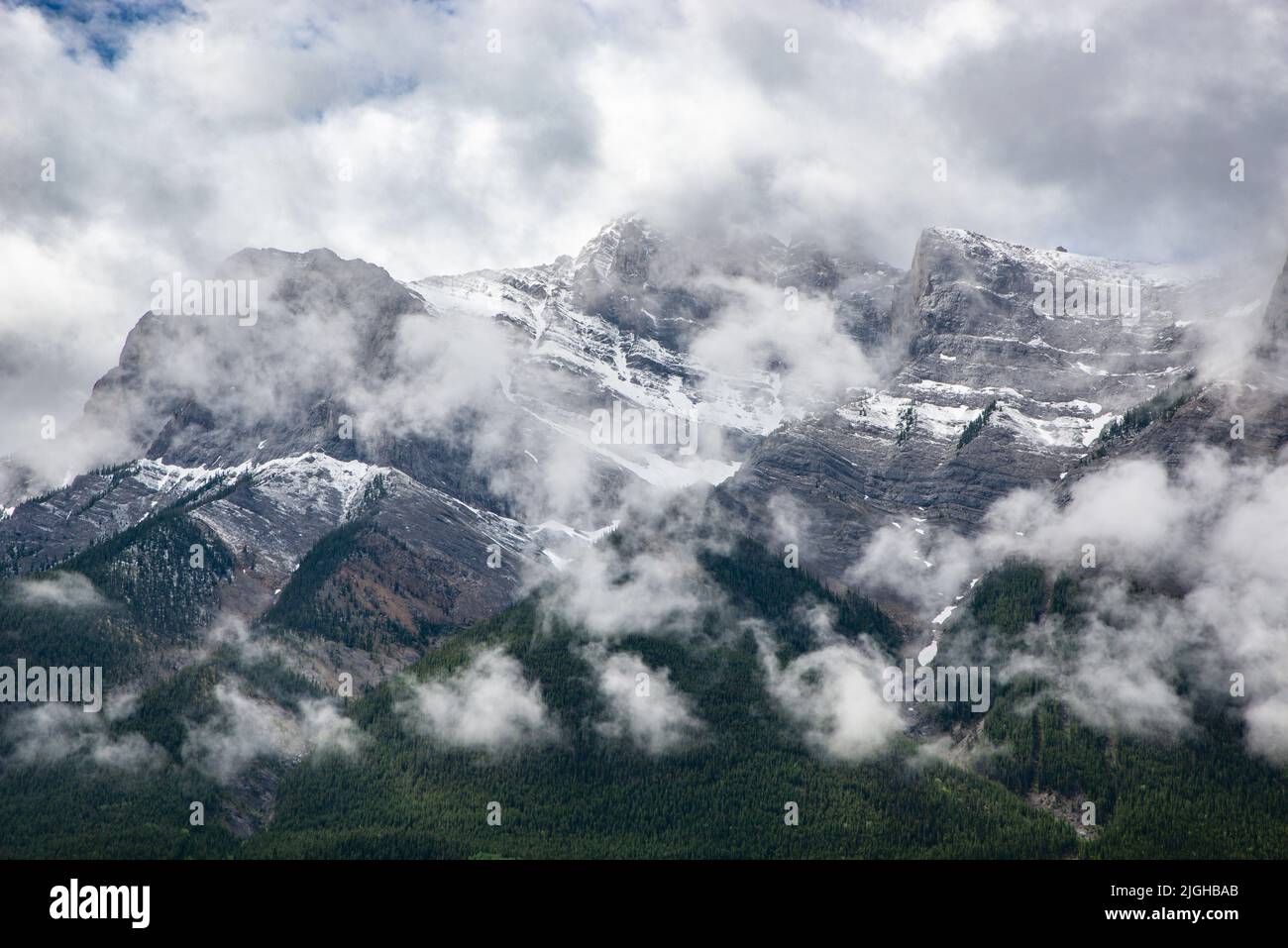 Nuvola sulle Montagne Rocciose canadesi. Viaggio incredibile sulla Icefields Parkway Foto Stock