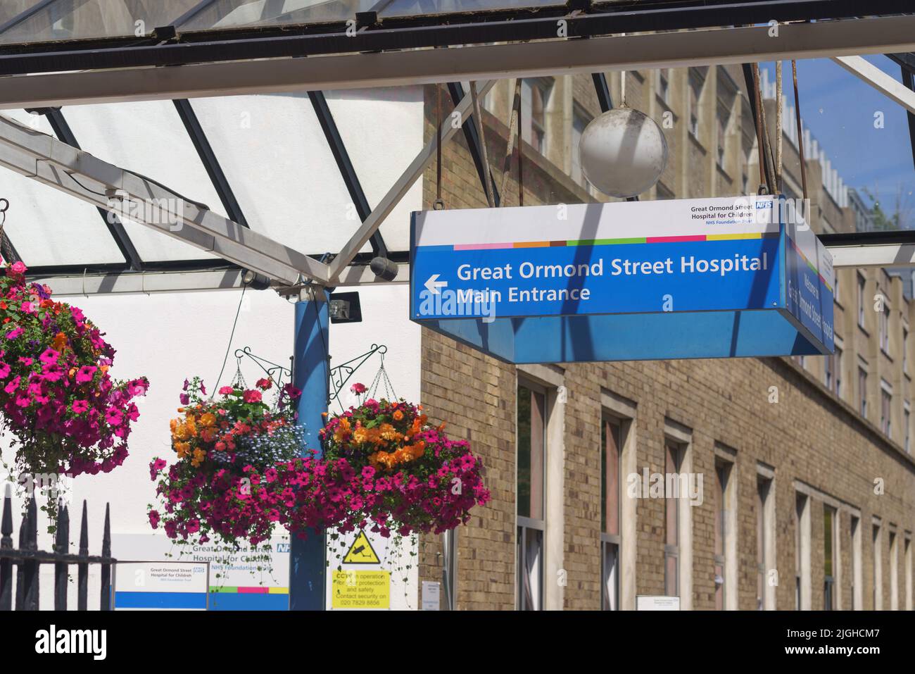 Segnaletica sopra la passerella anteriore per il Great Ormond Street Children's Hospital, Londra, Regno Unito Foto Stock