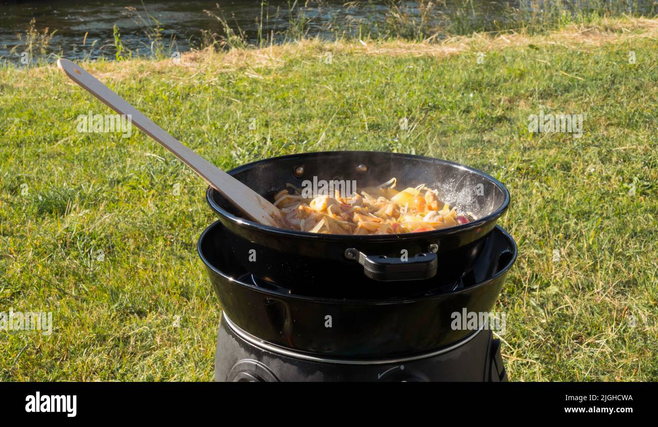 cucina all'aperto su una stufa a gas su un campeggio Foto Stock