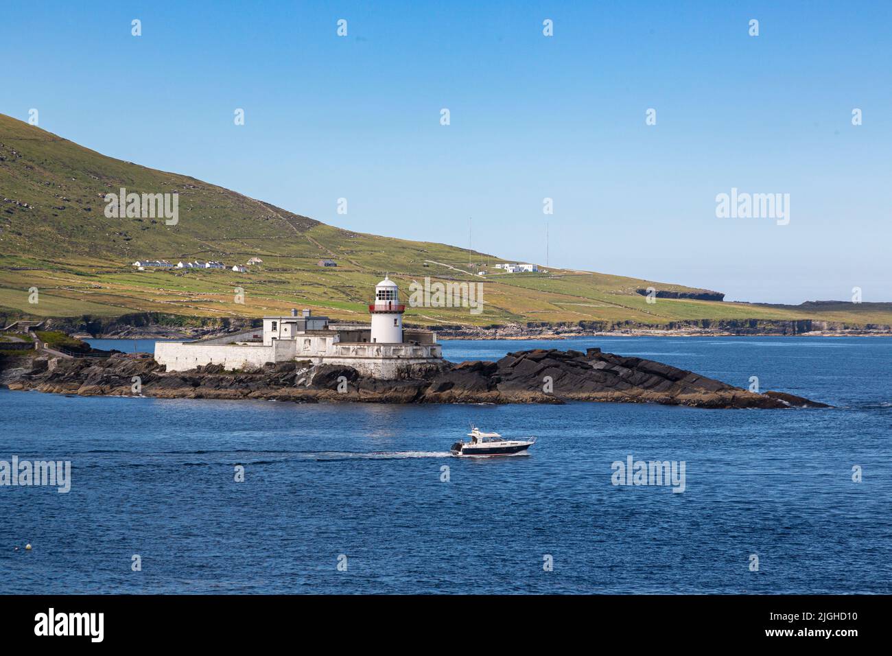 Faro di Valentia Island, da Beginish Island, Contea di Kerry, Irlanda Foto Stock