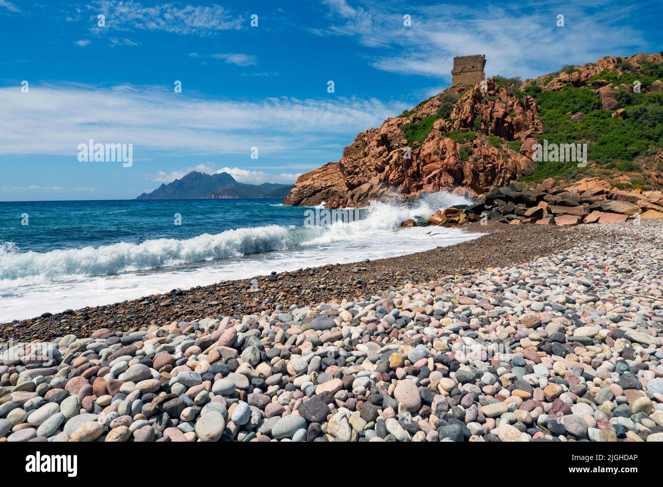 Spiaggia di pietra nel villaggio di Porto sull'isola mediterranea della Corsica Foto Stock