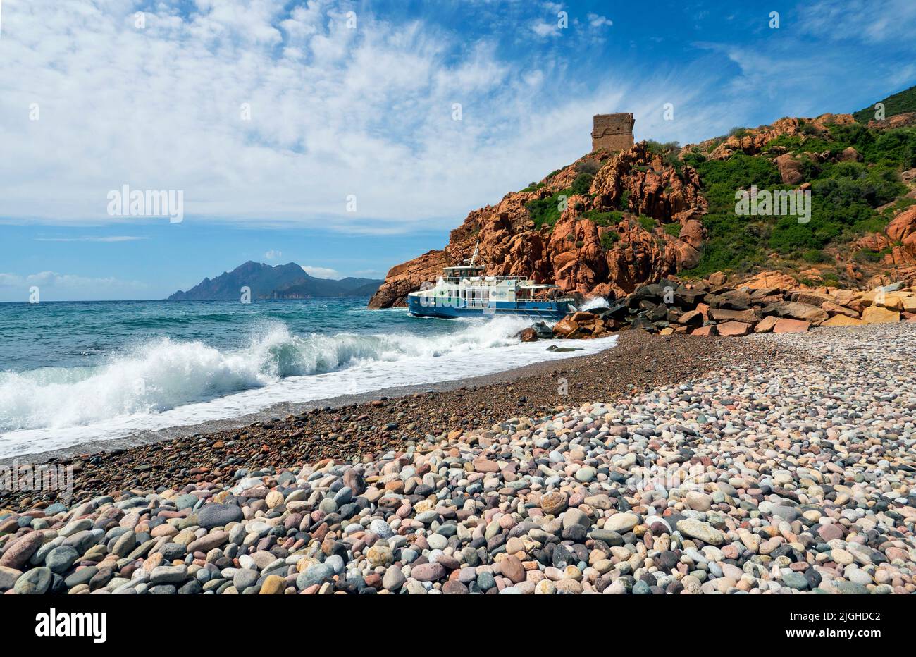 Spiaggia di pietra nel villaggio di Porto sull'isola mediterranea della Corsica Foto Stock
