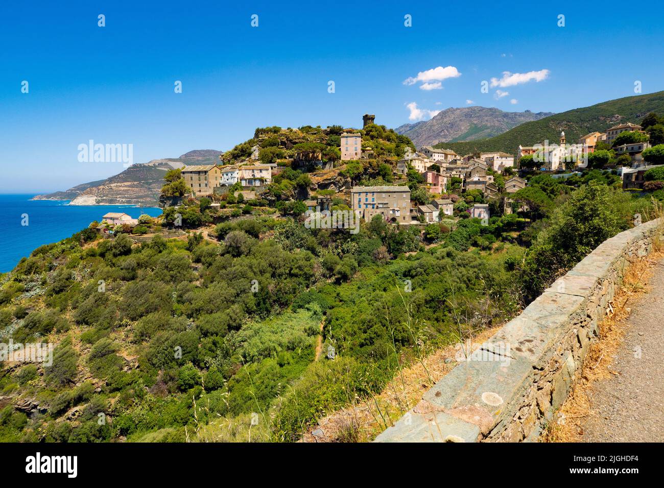 Vista sul villaggio di Nonza sull'isola mediterranea della Corsica Foto Stock