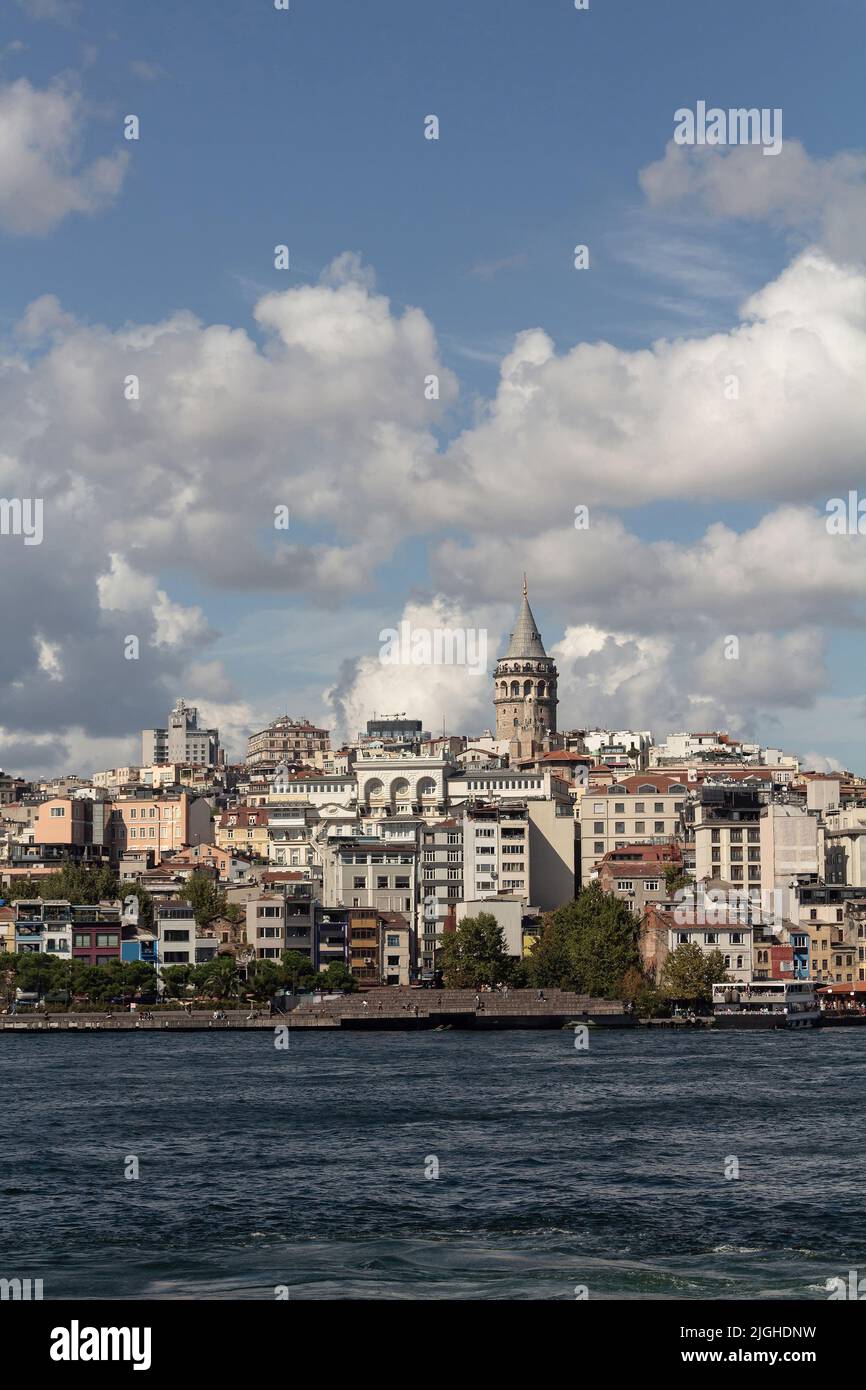 Vista della torre Galata e del quartiere Beyoglu sul lato europeo di Istanbul. È una giornata estiva soleggiata. Foto Stock