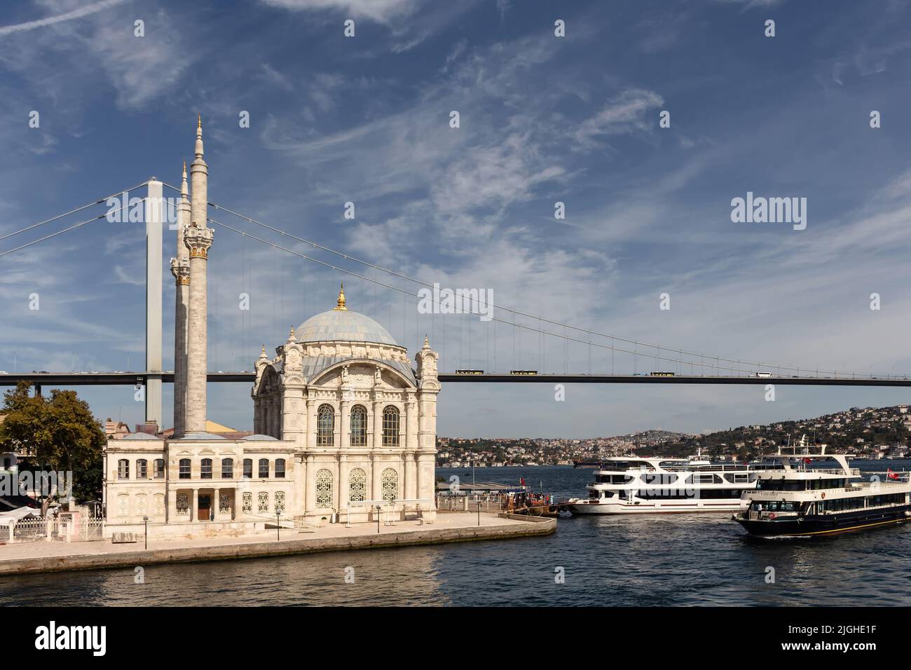 Vista delle navi da crociera sul Bosforo, la storica moschea di Ortakoy e il ponte di Istanbul. È una giornata estiva soleggiata. Foto Stock