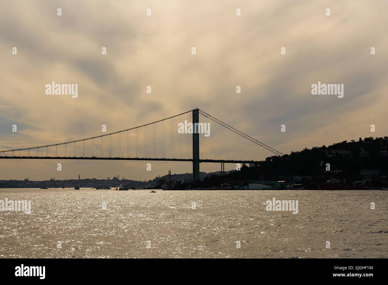 Vista al tramonto del ponte sul Bosforo di Istanbul. È una giornata estiva soleggiata. Bella scena. Foto Stock