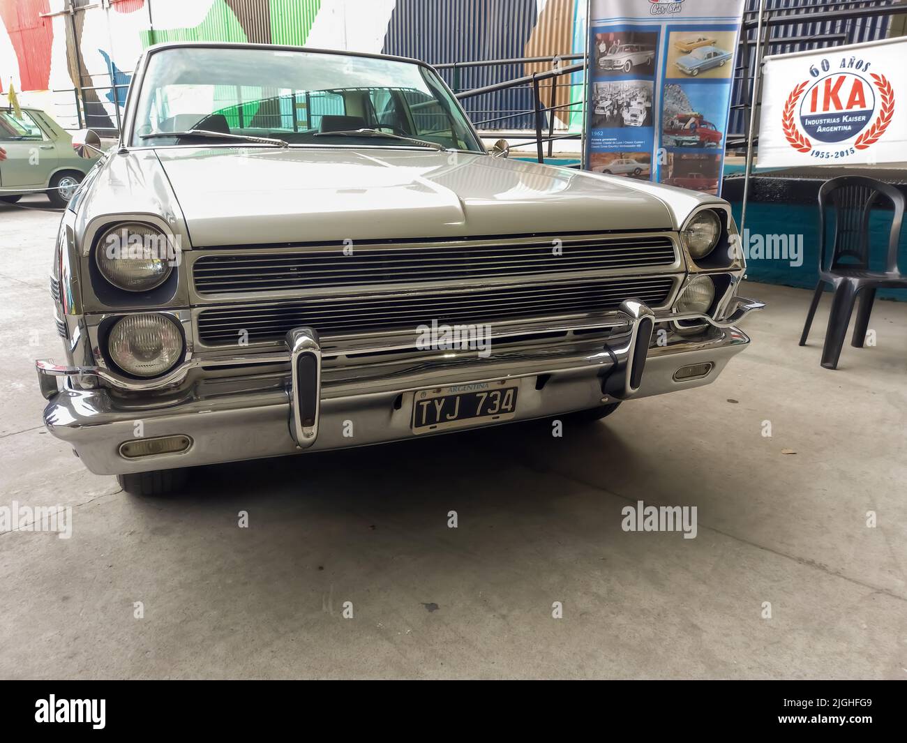 Vecchio AMC Rambler Ambassador quattro porte berlina 1965-1966 parcheggiato in un deposito. Vista frontale. Expo Fierro 2022 mostra di auto classiche. CopySpace Foto Stock