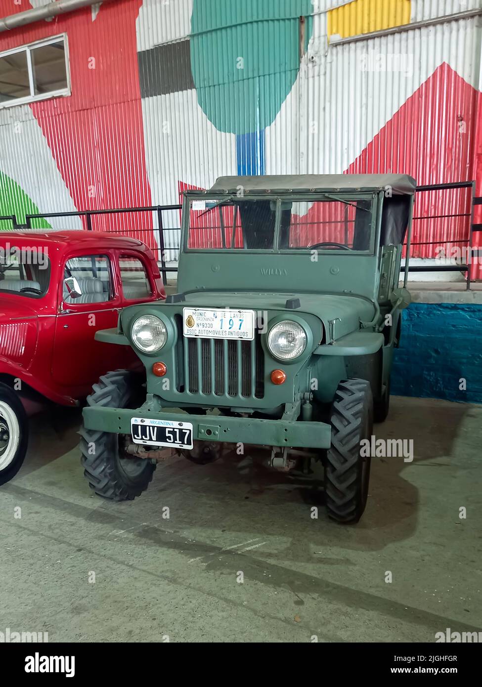 Vecchia Jeep militare verde Willys MB 1940s in un deposito. Vista frontale. Expo Fierro 2022 mostra di auto classiche. CopySpace Foto Stock