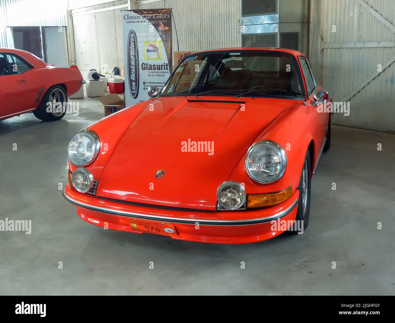 Vecchio sport rosso Porsche 912 Speedster coupé 1965 - 1969 in un magazzino. Expo Fierro 2022 mostra di auto classiche. CopySpace. Foto Stock