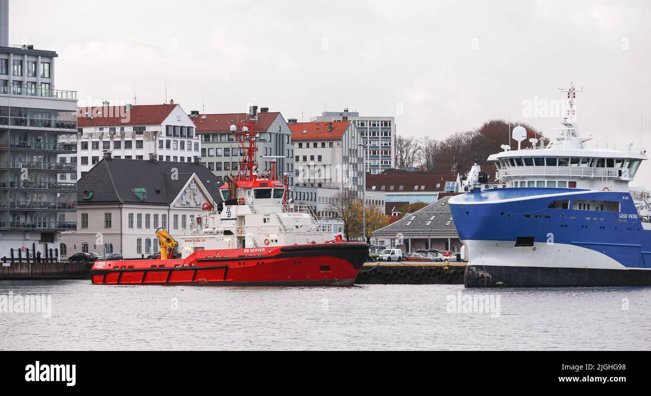 Bergen, Norvegia - 14 novembre 2017: Vista sul porto di Bergen durante il giorno, le navi industriali sono ormeggiate nel porto Foto Stock
