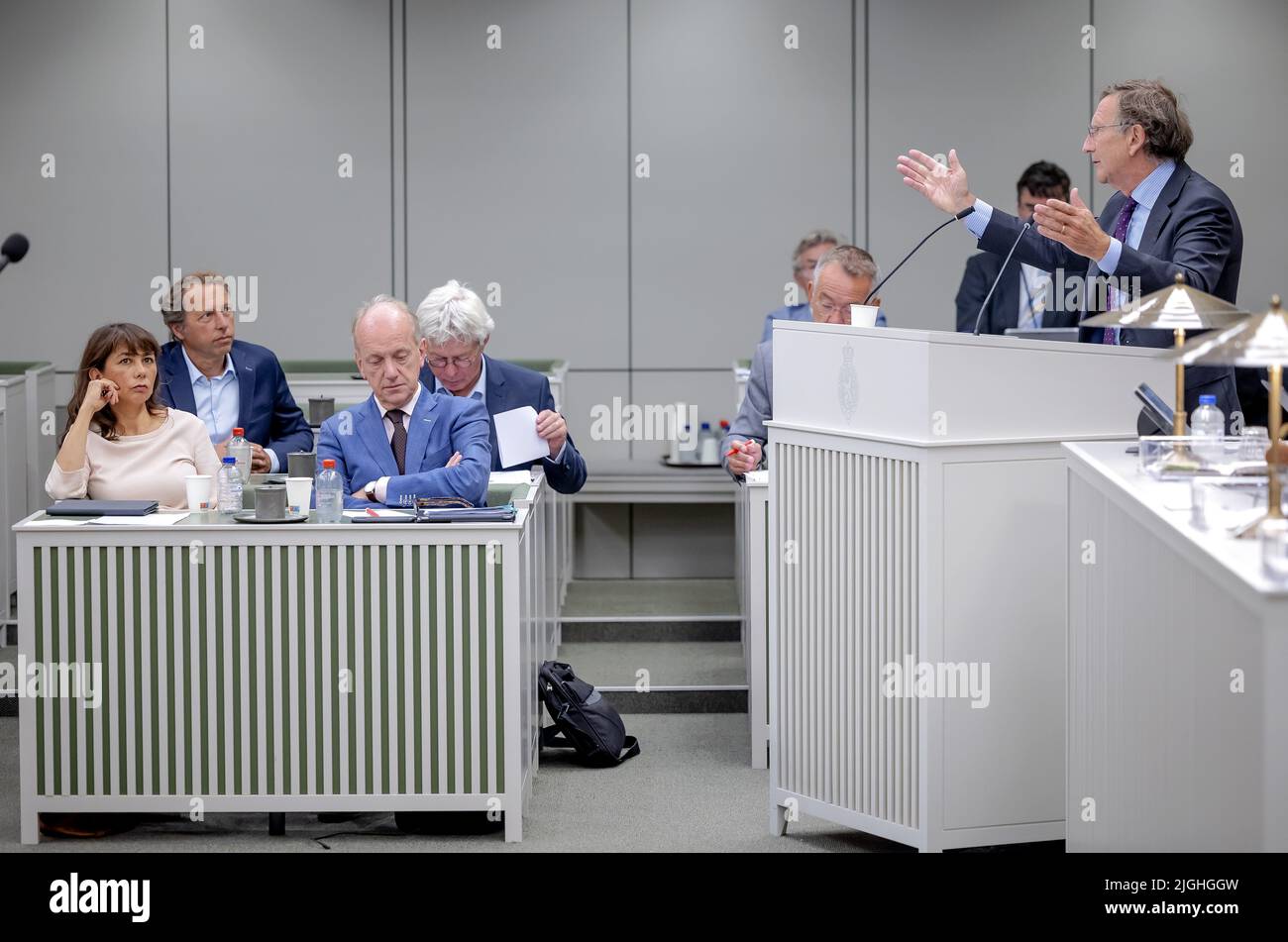 L'Aia, Paesi Bassi. 2022-07-11 09:56:24 L'AIA - maggio li Vos e Ruud Koole (PvdA) e Joris Backer (D66) al Senato durante un dibattito di due giorni sul controverso accordo commerciale (CETA) tra l'Europa e il Canada. La CETA dovrebbe promuovere ulteriormente gli scambi tra l'Europa e il Canada, in parte eliminando i dazi all'importazione. ANP ROBIN VAN LONKHUIJSEN netherlands OUT - belgium OUT Credit: ANP/Alamy Live News Foto Stock