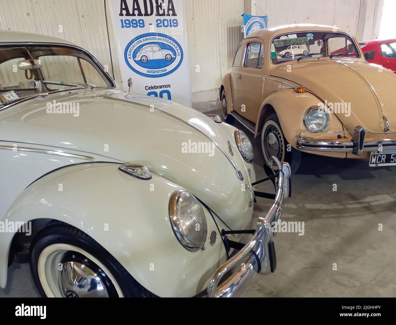 Vecchio popolare Volkswagen tipo 1 Beetle o Bug berlina, raffreddato ad aria, motore posteriore, economia in un magazzino. Expo Fierro 2022 mostra di auto classiche Foto Stock