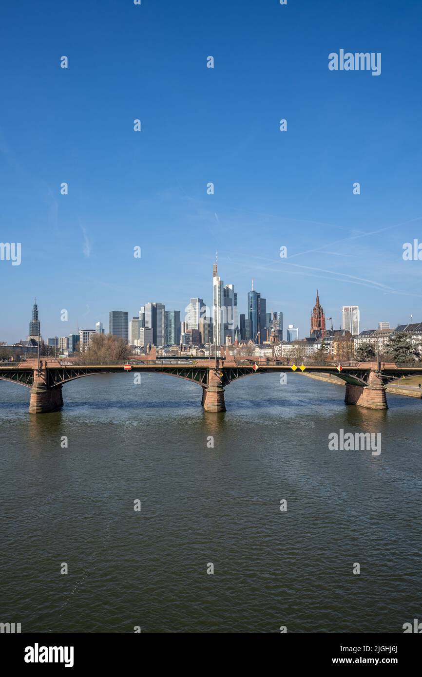 Blick von der Flößerbrücke auf die Skyline von Frankfurt am Main bei Frühlingswetter Foto Stock