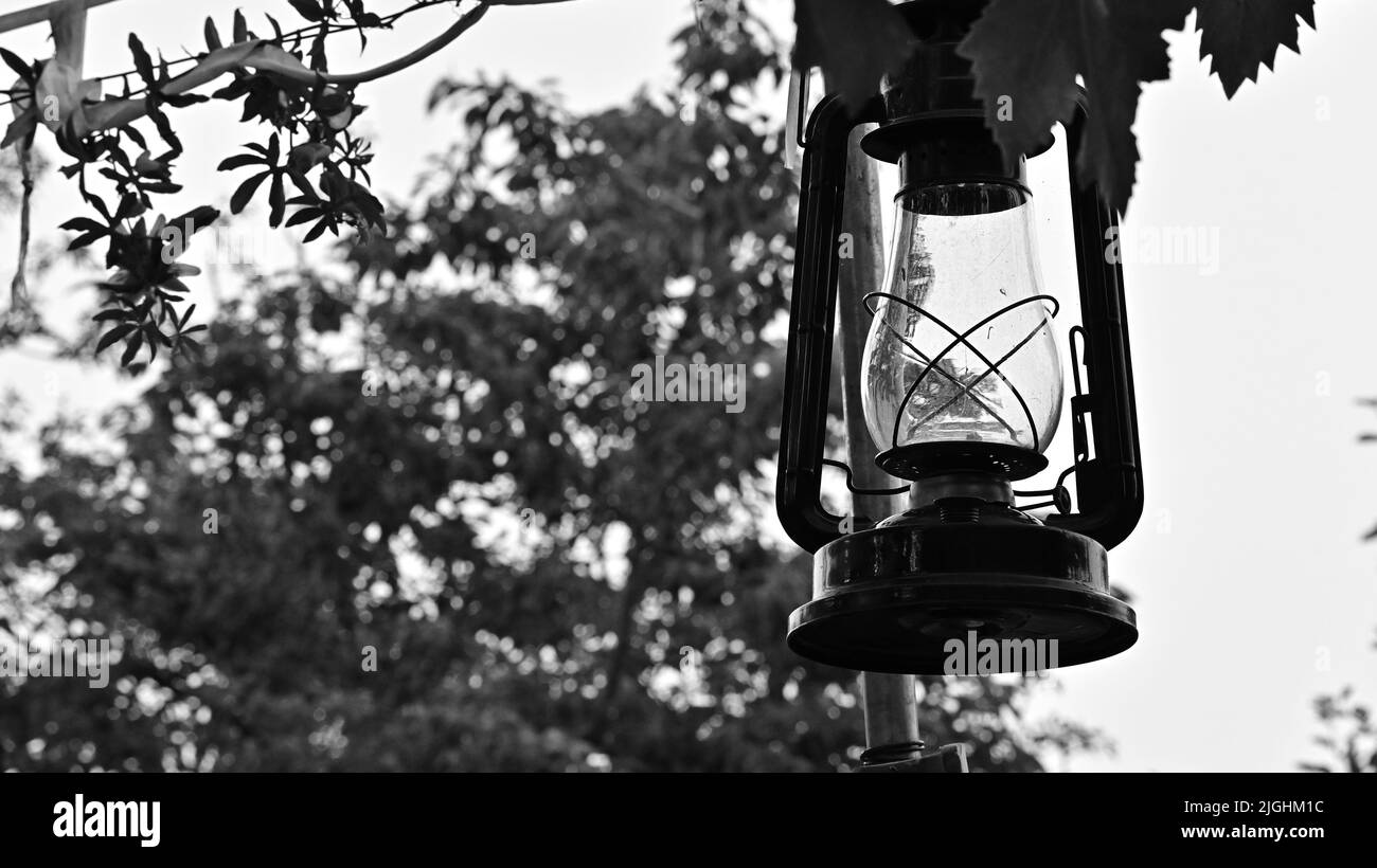 Un'immagine in scala di grigi di una lampada a olio d'epoca Foto Stock