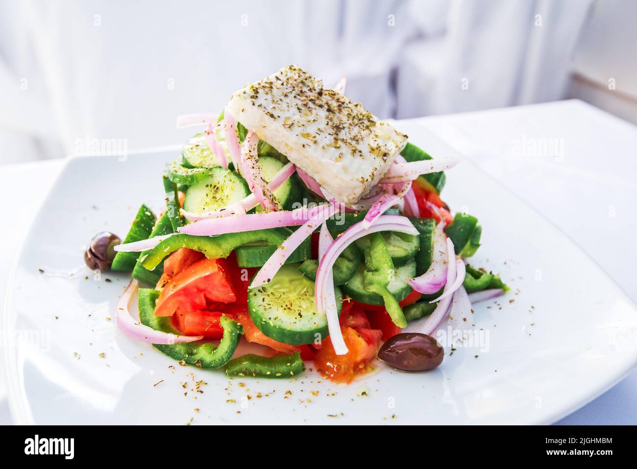 Atene, Grecia. Insalata greca con verdure fresche, formaggio feta e olive, cucina ellenica tradizionale. Foto Stock