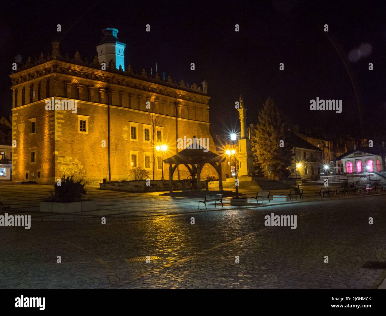 Sandomierz, Polonia - 17 Febbraio 2020: Vista notturna alla Piazza del mercato con il Municipio. Sandomierz è una delle più antiche e storicamente più importanti Foto Stock