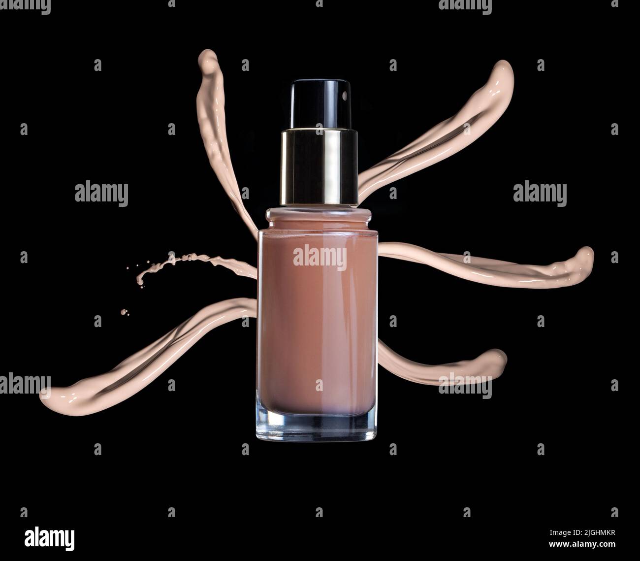 bottiglia di fondo liquido e squirts su sfondo nero Foto Stock