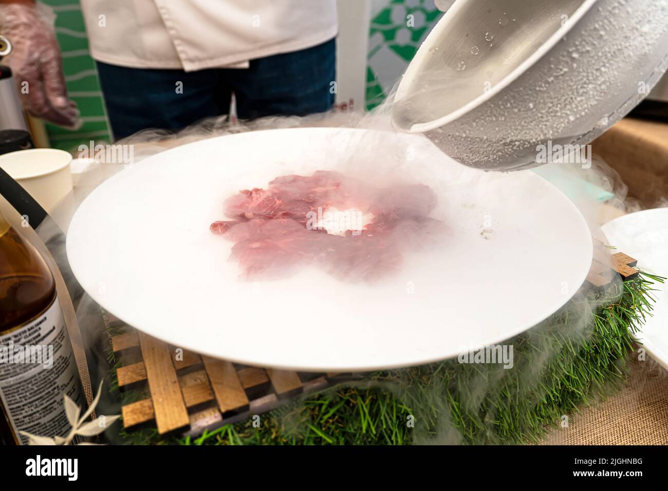 cottura di carne bovina e nella fornitura di azoto liquido Foto Stock