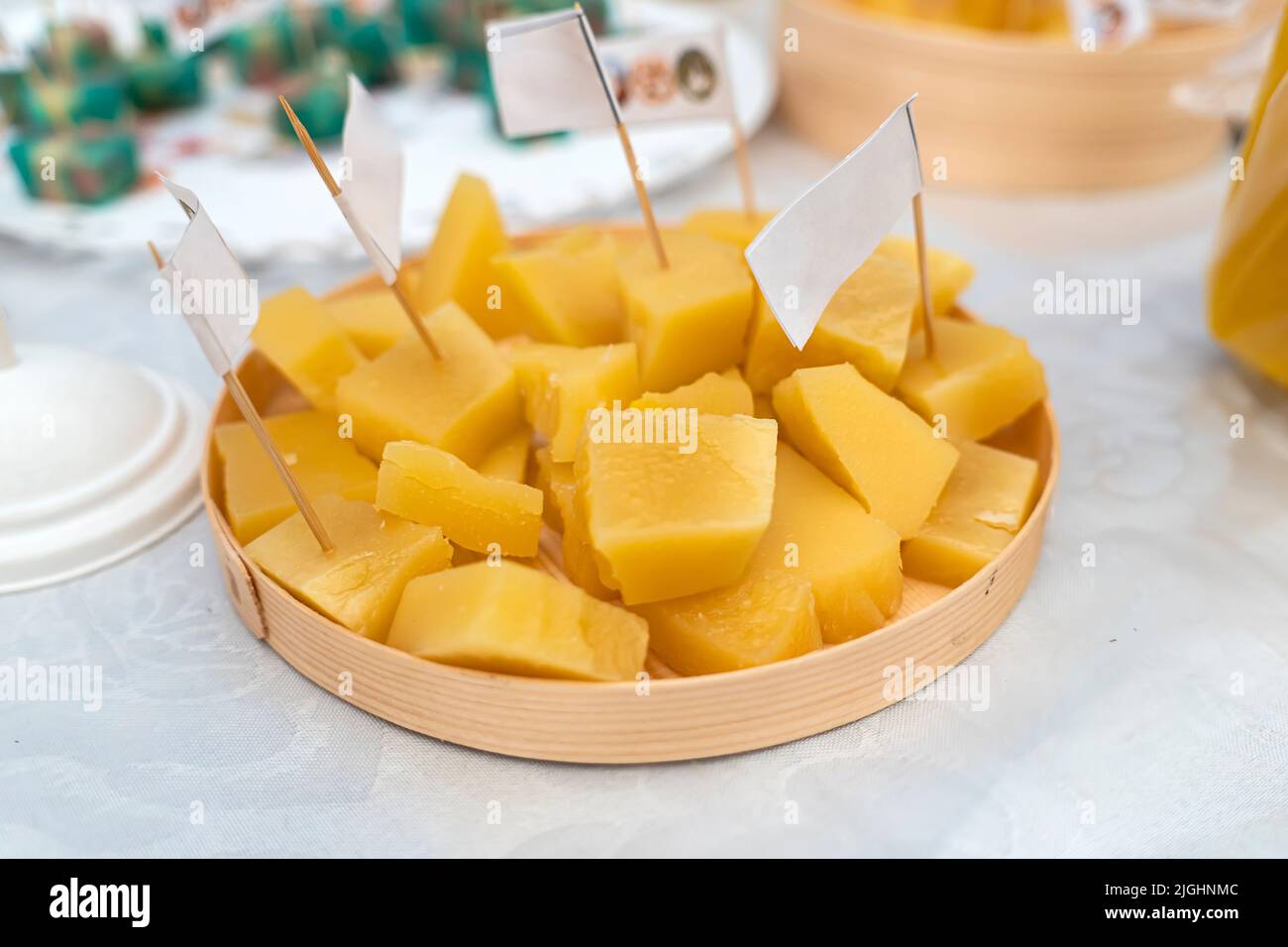 pezzi di formaggio giallo duro su un bastone per l'analisi del gusto. Foto Stock