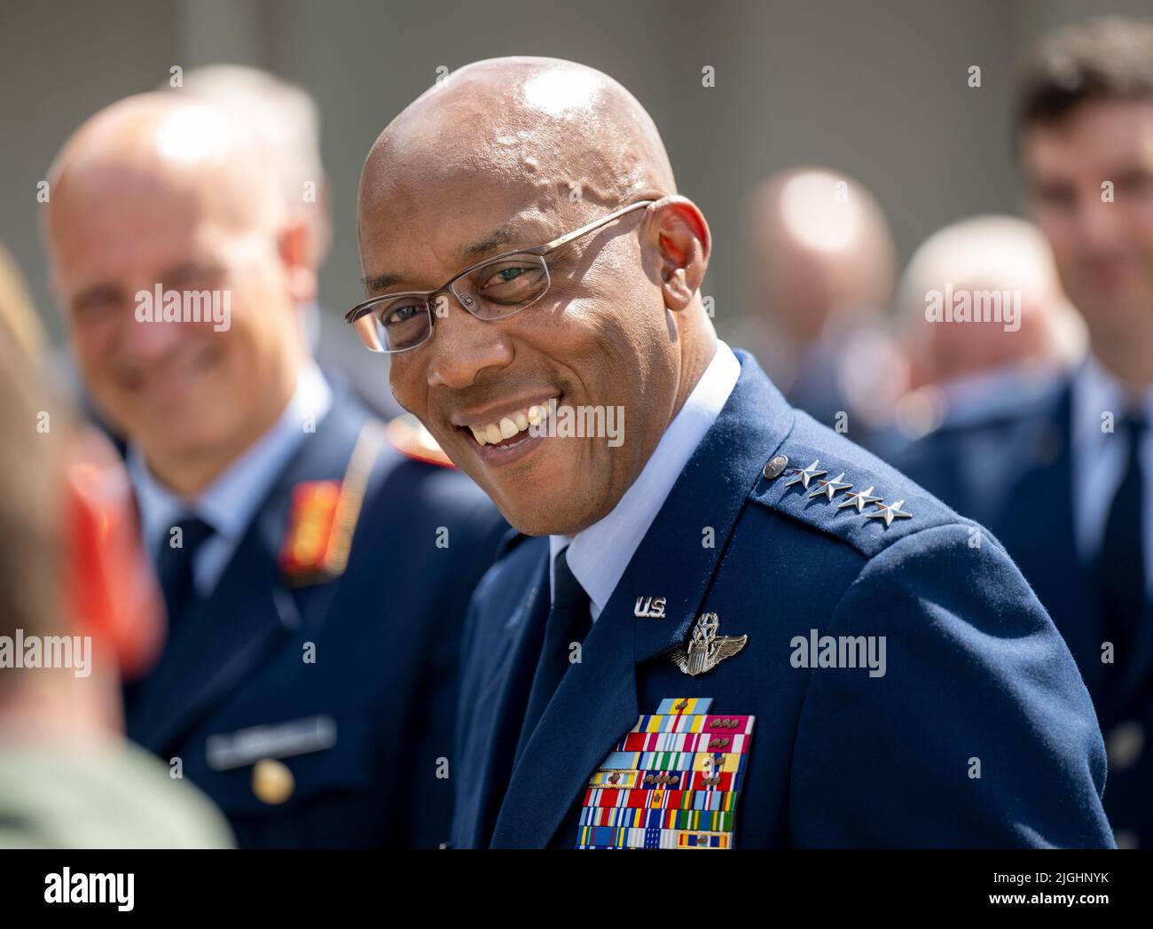 Laage, Germania. 11th luglio 2022. Charles Quinton Brown Jr, generale degli Stati Uniti e capo di stato maggiore dell'aviazione militare degli Stati Uniti, sorride durante la sua visita da Tactical Air Wing 73 "Teinhoff". Credit: Monika Skolimowska/dpa/Alamy Live News Foto Stock